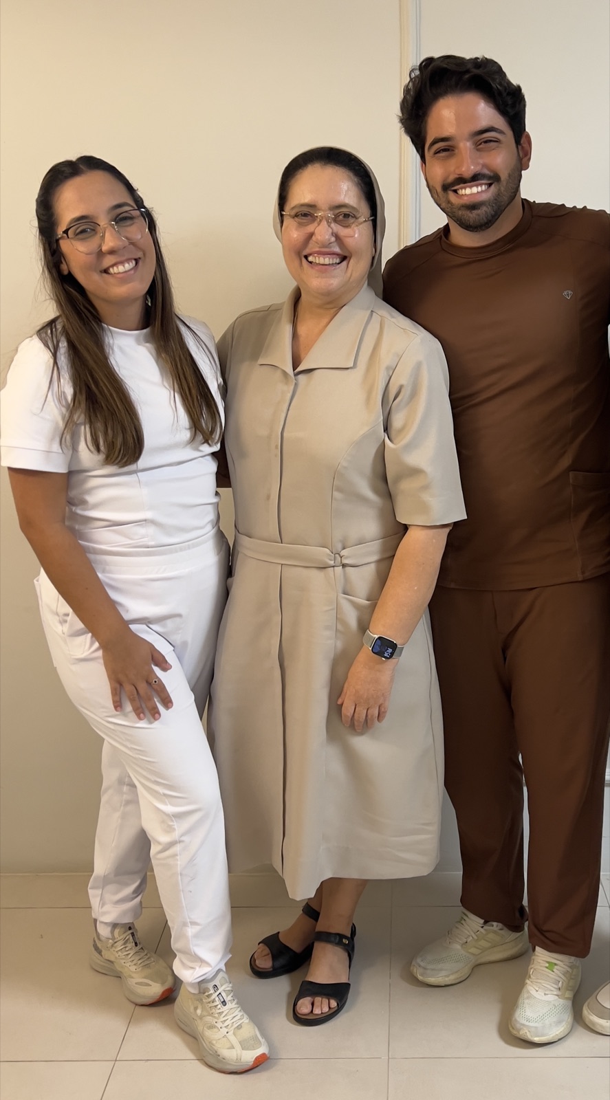 Dra. Júlia e Dr. Samuel ao lado de uma paciente