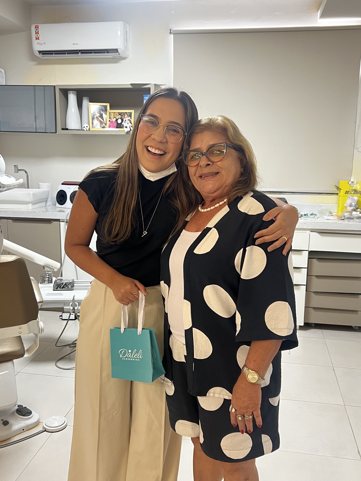 Dra. Júlia com uma paciente ao fim do atendimento