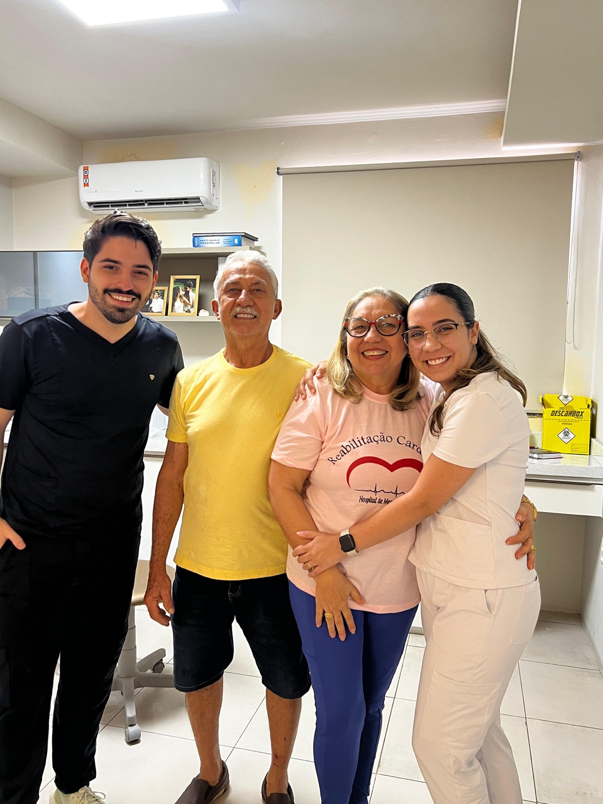 Dr. Samuel e Dra. Júlia com um casal de pacientes na clínica